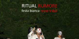 Fotografia della performance Ritual Rumore dell'artista Vitaldo Conte. Conte e il gruppo femminile T Rose, composto da quattro elementi, sono vestiti di bianco, sul volto indossano maschere durante la performance.