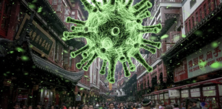 L'immagine mostra una affollata via cinese e sospesa sulle teste delle metaforicamente incombe una grande struttura verde che riproduce la struttura di un virus-