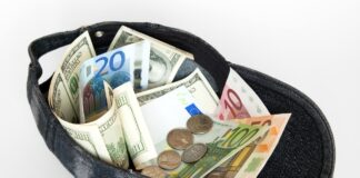 Un debito pubblico condiviso in Europa? immagine di un capellino rovesciato pieno di banconote