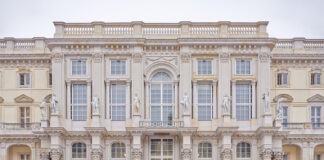 Fotografia della facciata barocca interna dell'Humboldt Forum, museo a Berlino